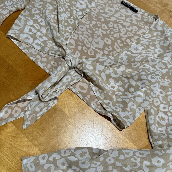 Nasty Gal Beige/Cream/White Tie Front Sheer Crop Blouse Size 4 - Picture 2 of 9